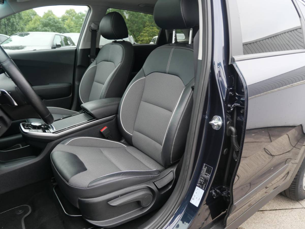 Kia e-Niro Kia e-Niro DynamicPlusLine 64 kWh | Cruise | Carplay | Keyless | Navi | Stoel-stuurverwarming | Schuif-kanteldak