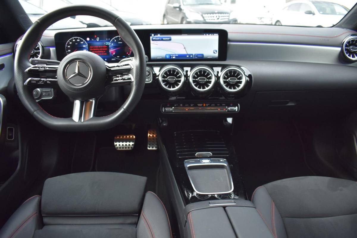 Mercedes-Benz CLA Mercedes CLA-klasse 180 AMG Line | Sfeerverlichting | Camera | Stoelverwarming |