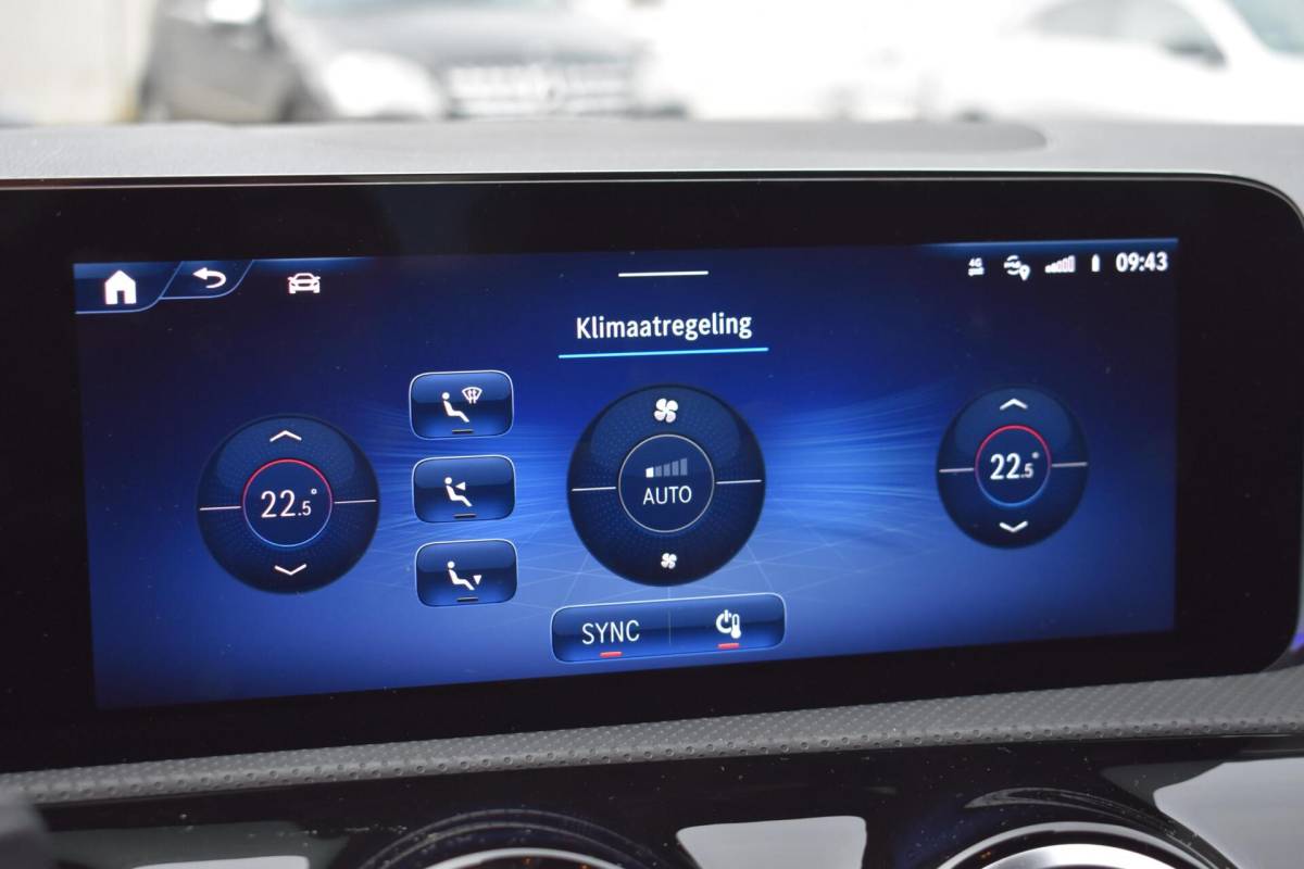 Mercedes-Benz CLA Mercedes CLA-klasse 180 AMG Line | Sfeerverlichting | Camera | Stoelverwarming |