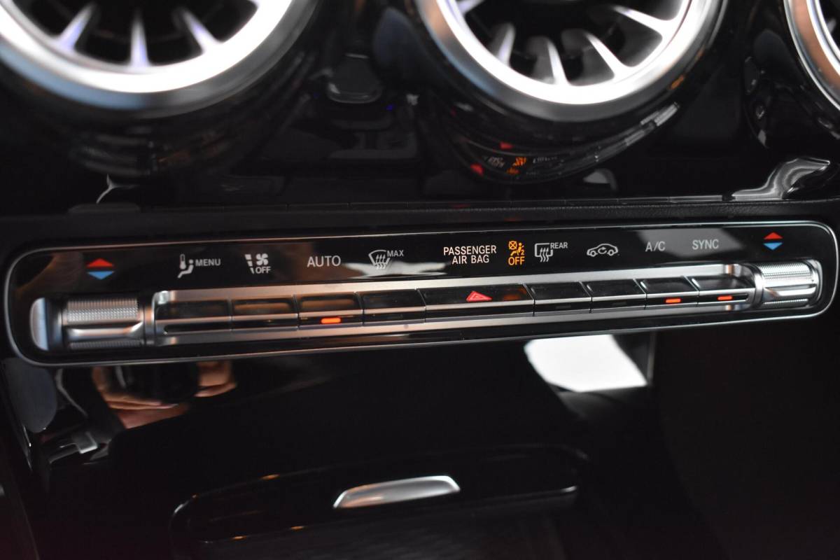 Mercedes-Benz CLA Mercedes CLA-klasse 180 AMG Line | Sfeerverlichting | Camera | Stoelverwarming |