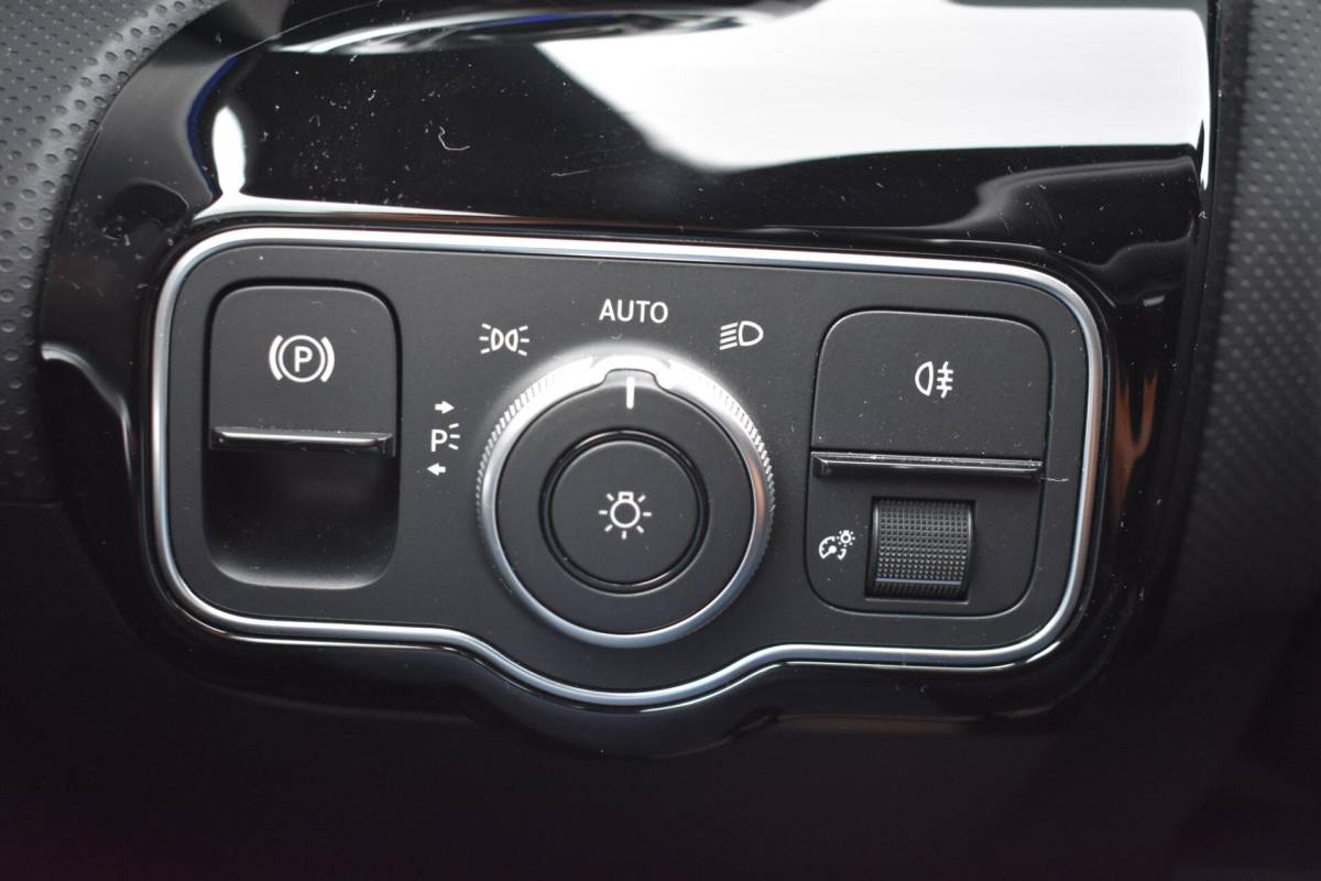 Mercedes-Benz CLA Mercedes CLA-klasse 180 AMG Line | Sfeerverlichting | Camera | Stoelverwarming |