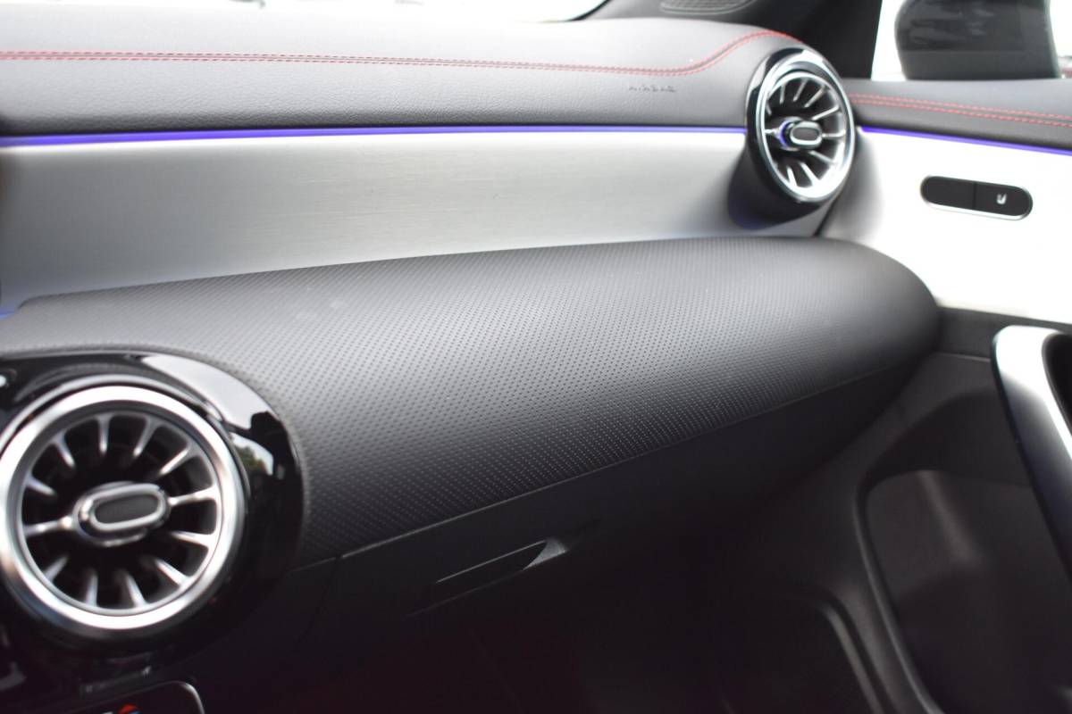 Mercedes-Benz CLA Mercedes CLA-klasse 180 AMG Line | Sfeerverlichting | Camera | Stoelverwarming |