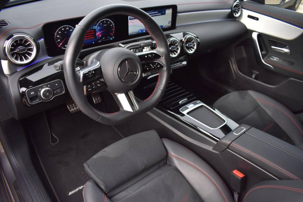 Mercedes-Benz CLA Mercedes CLA-klasse 180 AMG Line | Sfeerverlichting | Camera | Stoelverwarming |