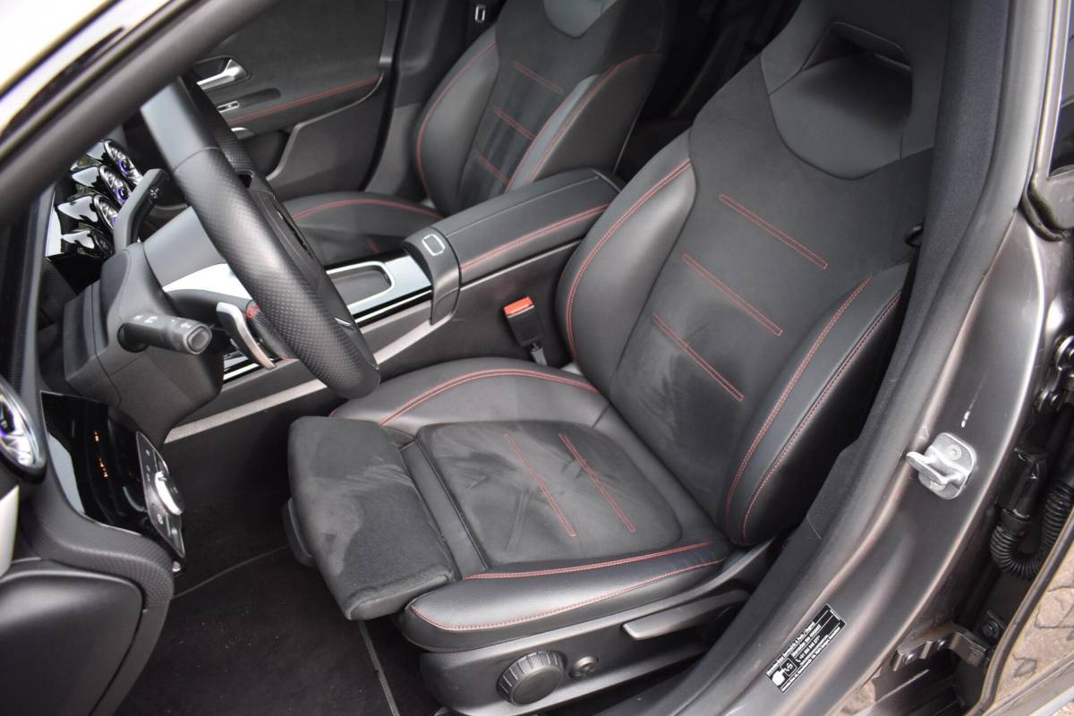 Mercedes-Benz CLA Mercedes CLA-klasse 180 AMG Line | Sfeerverlichting | Camera | Stoelverwarming |