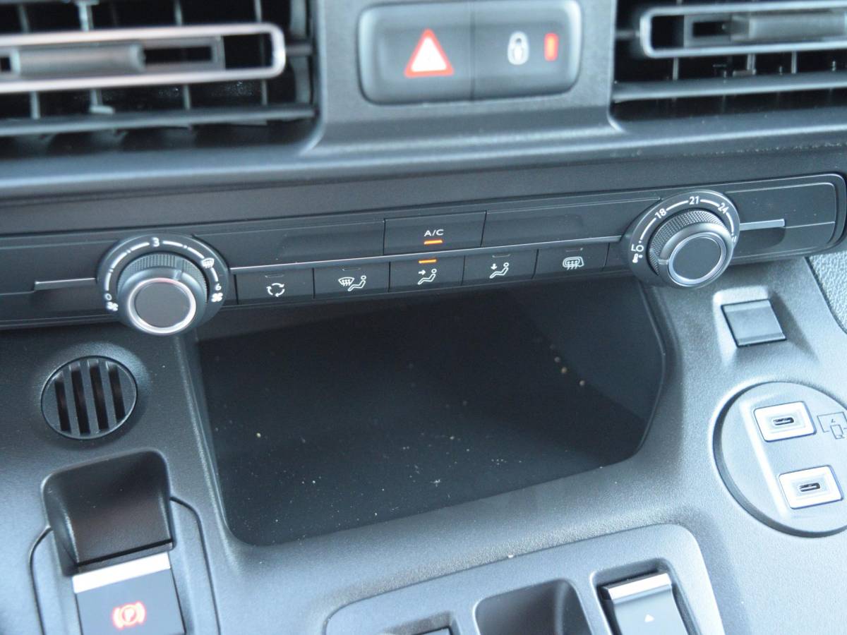 Opel Combo-e Opel Combo Electric 136 L2 50kWh l Camera l Apple Carplay/Android Auto l Betimmering