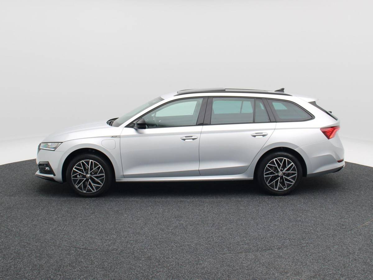 Škoda Octavia Skoda Octavia Combi 1.4 TSI iV 204 Pk PHEV Sportline Business | Panoramadak | Adaptive Cruise | 17 Inch | Sportstoelen | Privacy Glass | Stoelverwarming | 89.640 Km!!