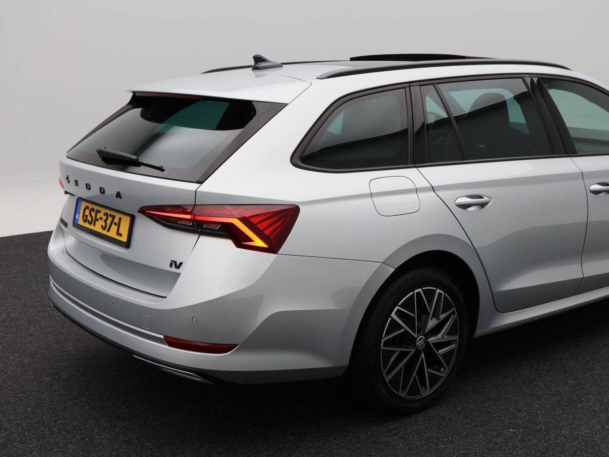 Škoda Octavia Skoda Octavia Combi 1.4 TSI iV 204 Pk PHEV Sportline Business | Panoramadak | Adaptive Cruise | 17 Inch | Sportstoelen | Privacy Glass | Stoelverwarming | 89.640 Km!!