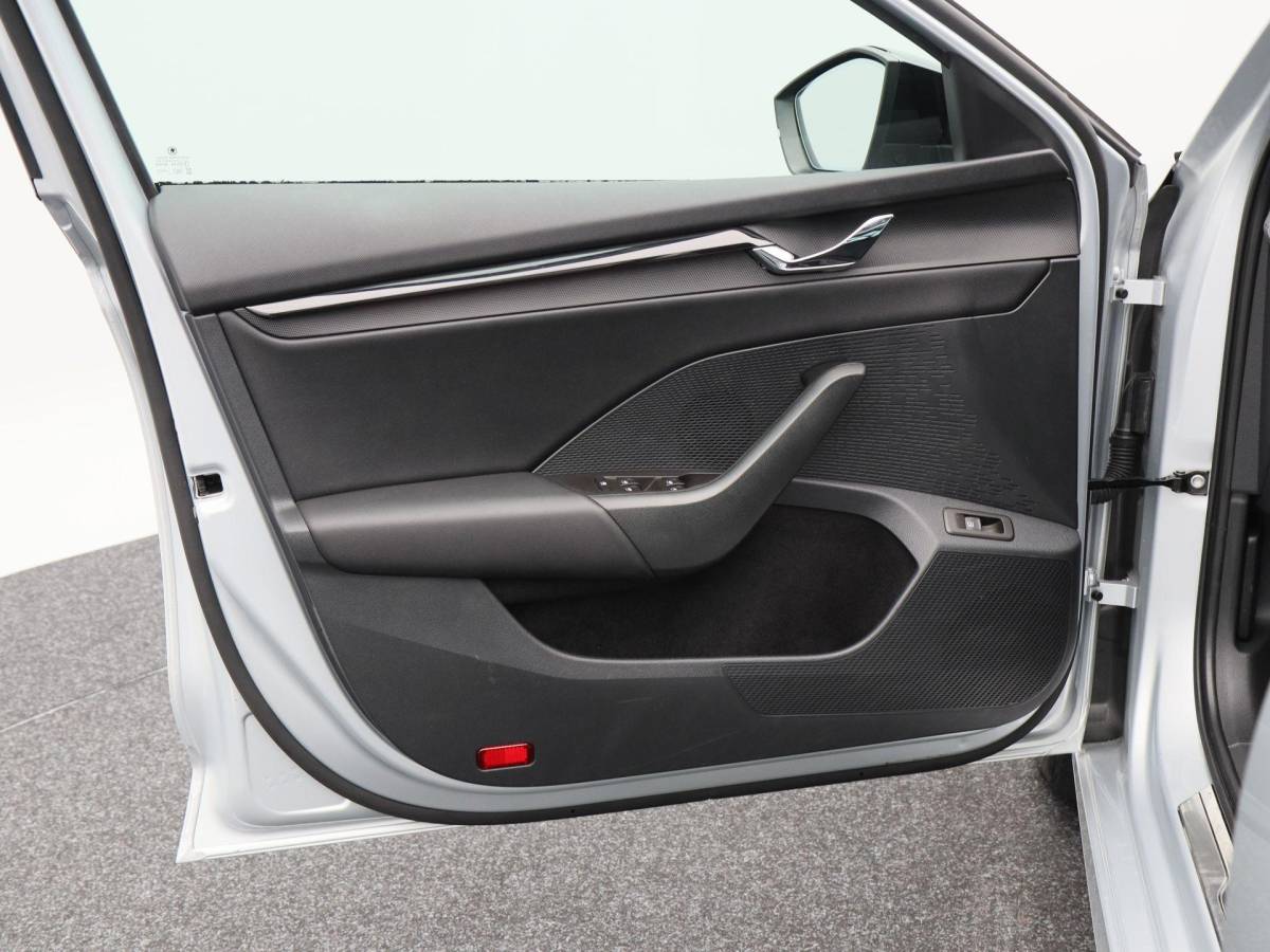 Škoda Octavia Skoda Octavia Combi 1.4 TSI iV 204 Pk PHEV Sportline Business | Panoramadak | Adaptive Cruise | 17 Inch | Sportstoelen | Privacy Glass | Stoelverwarming | 89.640 Km!!