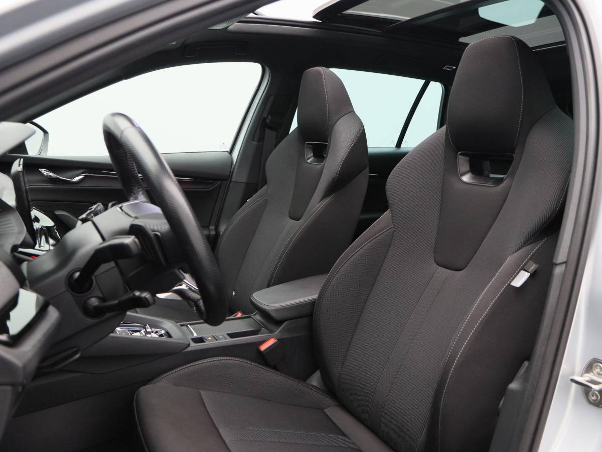 Škoda Octavia Skoda Octavia Combi 1.4 TSI iV 204 Pk PHEV Sportline Business | Panoramadak | Adaptive Cruise | 17 Inch | Sportstoelen | Privacy Glass | Stoelverwarming | 89.640 Km!!