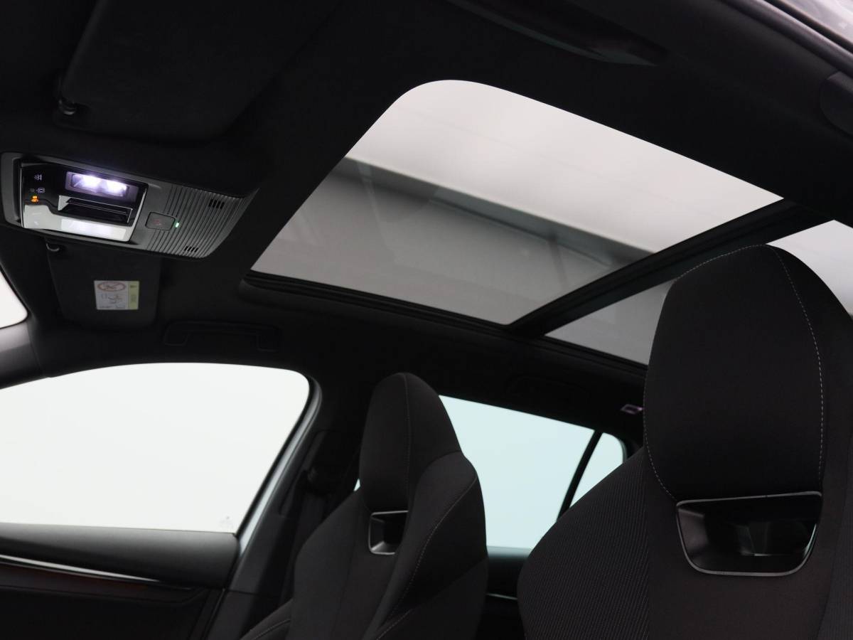 Škoda Octavia Skoda Octavia Combi 1.4 TSI iV 204 Pk PHEV Sportline Business | Panoramadak | Adaptive Cruise | 17 Inch | Sportstoelen | Privacy Glass | Stoelverwarming | 89.640 Km!!