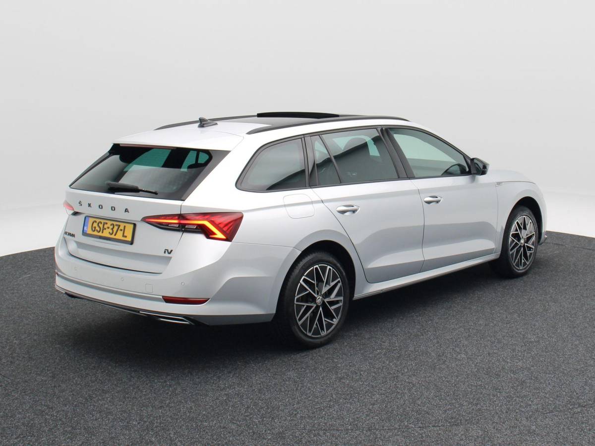 Škoda Octavia Skoda Octavia Combi 1.4 TSI iV 204 Pk PHEV Sportline Business | Panoramadak | Adaptive Cruise | 17 Inch | Sportstoelen | Privacy Glass | Stoelverwarming | 89.640 Km!!