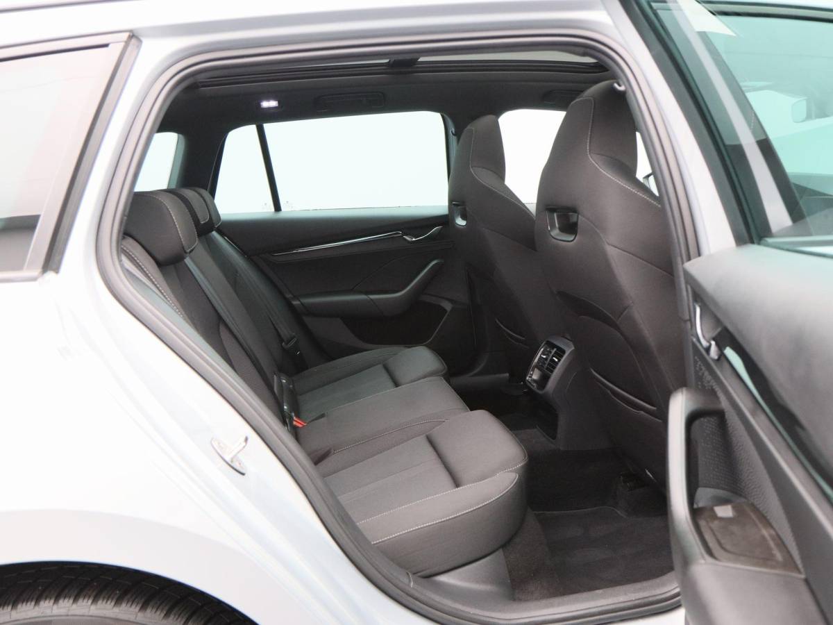 Škoda Octavia Skoda Octavia Combi 1.4 TSI iV 204 Pk PHEV Sportline Business | Panoramadak | Adaptive Cruise | 17 Inch | Sportstoelen | Privacy Glass | Stoelverwarming | 89.640 Km!!