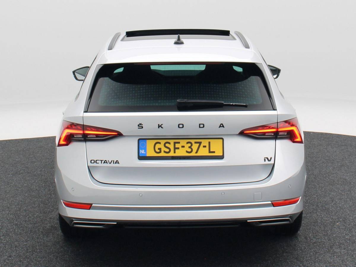 Škoda Octavia Skoda Octavia Combi 1.4 TSI iV 204 Pk PHEV Sportline Business | Panoramadak | Adaptive Cruise | 17 Inch | Sportstoelen | Privacy Glass | Stoelverwarming | 89.640 Km!!