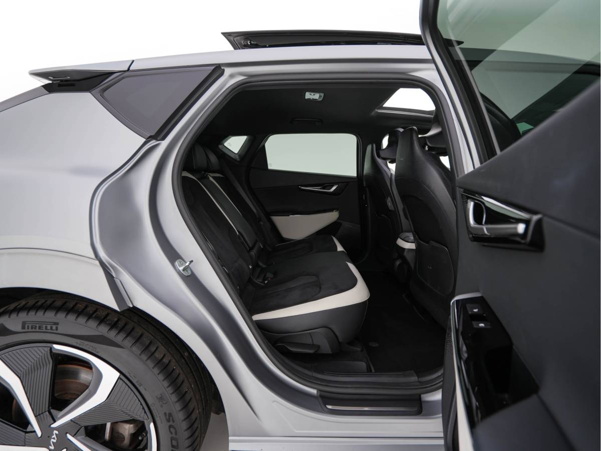 Kia EV6 Kia EV6 GT-Line AWD 77.4 kWh [3-Fase-11kW] (INCL-BTW) Aut. *PANO | HEAD-UP | LEATHER-ALCANTARA | ADAPTIVE-CRUISE | DIGI-COCKPIT | MERIDIAN-AUDIO | MEMORYPACK | FULL-LED | KEYLESS | TOPVIEW | DAB | BLINDSPOT | NAVI-FULLMAP | 20”ALU |