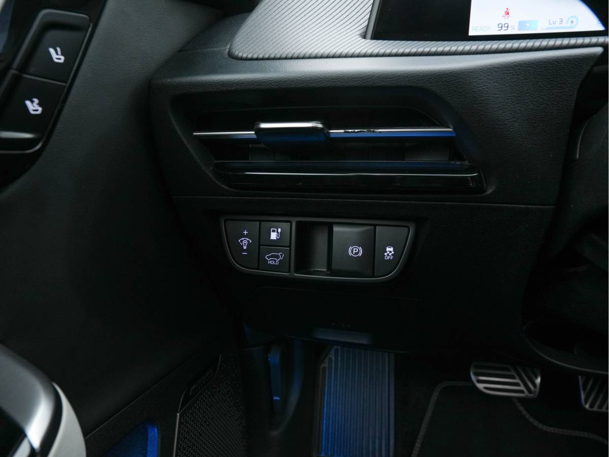 Kia EV6 Kia EV6 GT-Line AWD 77.4 kWh [3-Fase-11kW] (INCL-BTW) Aut. *PANO | HEAD-UP | LEATHER-ALCANTARA | ADAPTIVE-CRUISE | DIGI-COCKPIT | MERIDIAN-AUDIO | MEMORYPACK | FULL-LED | KEYLESS | TOPVIEW | DAB | BLINDSPOT | NAVI-FULLMAP | 20”ALU |