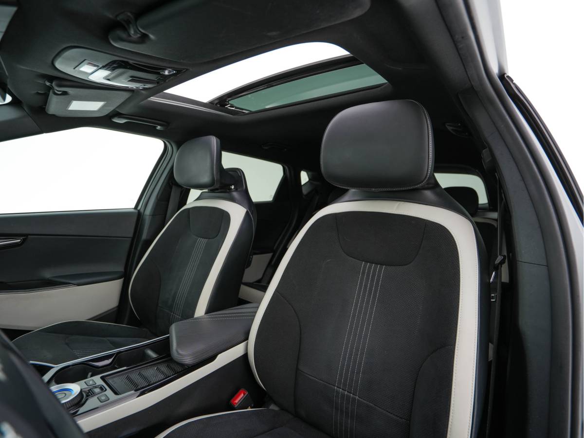 Kia EV6 Kia EV6 GT-Line AWD 77.4 kWh [3-Fase-11kW] (INCL-BTW) Aut. *PANO | HEAD-UP | LEATHER-ALCANTARA | ADAPTIVE-CRUISE | DIGI-COCKPIT | MERIDIAN-AUDIO | MEMORYPACK | FULL-LED | KEYLESS | TOPVIEW | DAB | BLINDSPOT | NAVI-FULLMAP | 20”ALU |