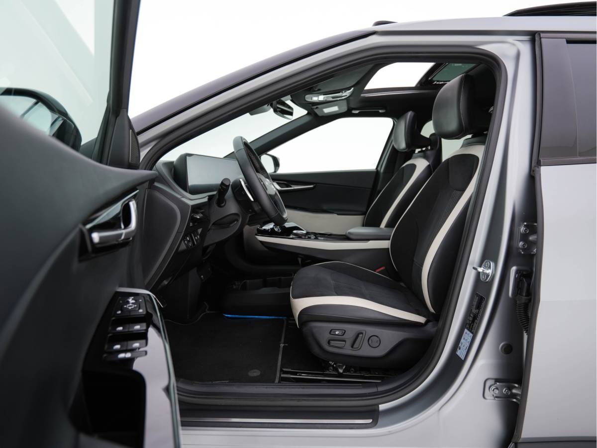 Kia EV6 Kia EV6 GT-Line AWD 77.4 kWh [3-Fase-11kW] (INCL-BTW) Aut. *PANO | HEAD-UP | LEATHER-ALCANTARA | ADAPTIVE-CRUISE | DIGI-COCKPIT | MERIDIAN-AUDIO | MEMORYPACK | FULL-LED | KEYLESS | TOPVIEW | DAB | BLINDSPOT | NAVI-FULLMAP | 20”ALU |