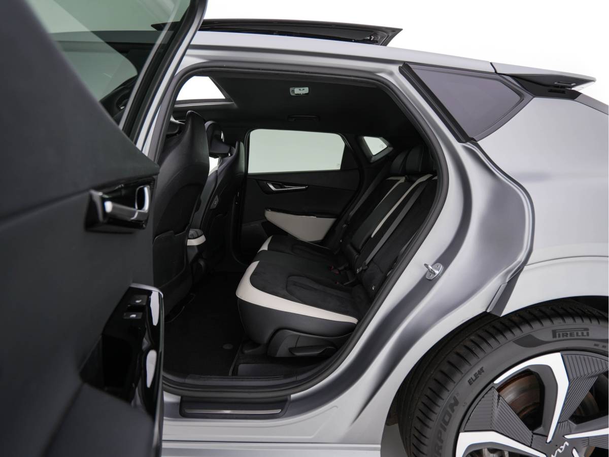 Kia EV6 Kia EV6 GT-Line AWD 77.4 kWh [3-Fase-11kW] (INCL-BTW) Aut. *PANO | HEAD-UP | LEATHER-ALCANTARA | ADAPTIVE-CRUISE | DIGI-COCKPIT | MERIDIAN-AUDIO | MEMORYPACK | FULL-LED | KEYLESS | TOPVIEW | DAB | BLINDSPOT | NAVI-FULLMAP | 20”ALU |