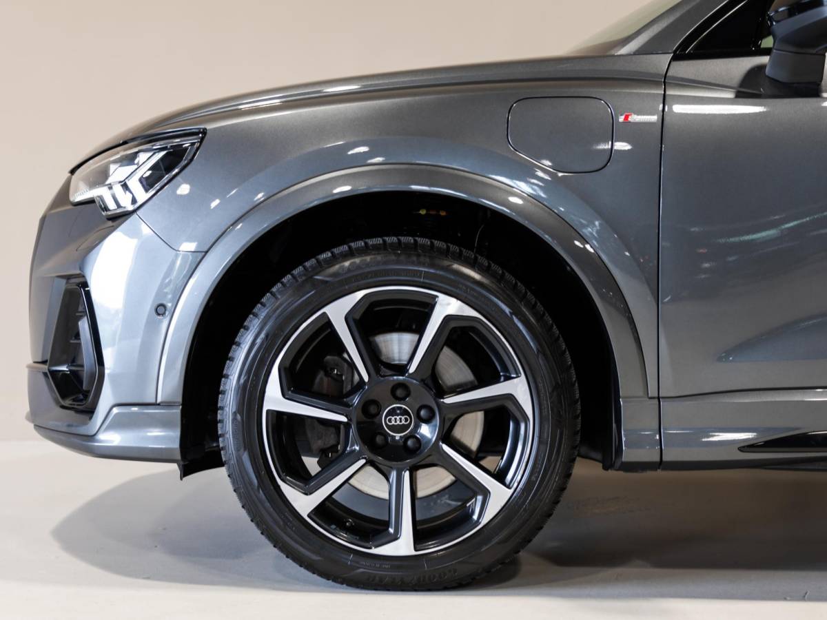 Audi Q3 Audi Q3 45 TFSI e S-Line edition / 245pk / Panorama dak / Achteruitrij camera / Keyless / Sfeerverlichting /