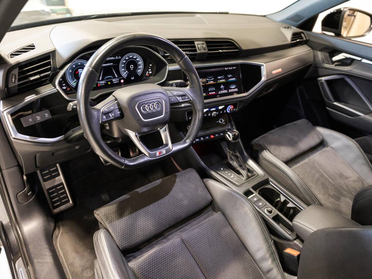 Audi Q3 Audi Q3 45 TFSI e S-Line edition / 245pk / Panorama dak / Achteruitrij camera / Keyless / Sfeerverlichting /