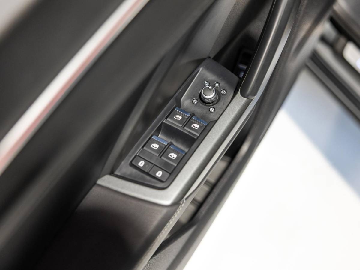 Audi Q3 Audi Q3 45 TFSI e S-Line edition / 245pk / Panorama dak / Achteruitrij camera / Keyless / Sfeerverlichting /