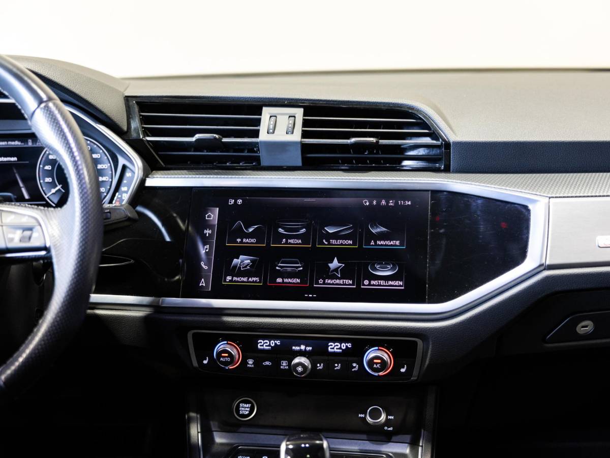 Audi Q3 Audi Q3 45 TFSI e S-Line edition / 245pk / Panorama dak / Achteruitrij camera / Keyless / Sfeerverlichting /