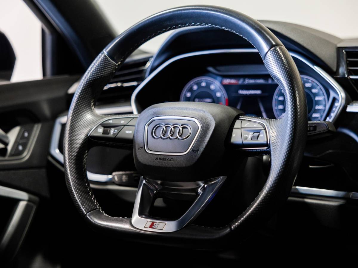 Audi Q3 Audi Q3 45 TFSI e S-Line edition / 245pk / Panorama dak / Achteruitrij camera / Keyless / Sfeerverlichting /