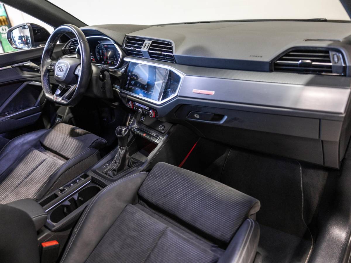 Audi Q3 Audi Q3 45 TFSI e S-Line edition / 245pk / Panorama dak / Achteruitrij camera / Keyless / Sfeerverlichting /