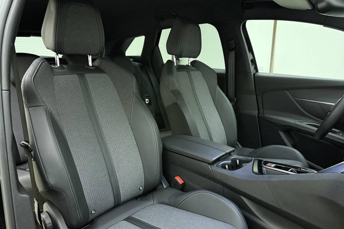 Peugeot 3008 Peugeot 3008 1.6 HYbrid 180 Allure Pack Business | Automaat | Apple carplay | Electronic climate control | Dode hoek detectie | Navigatie systeem full map