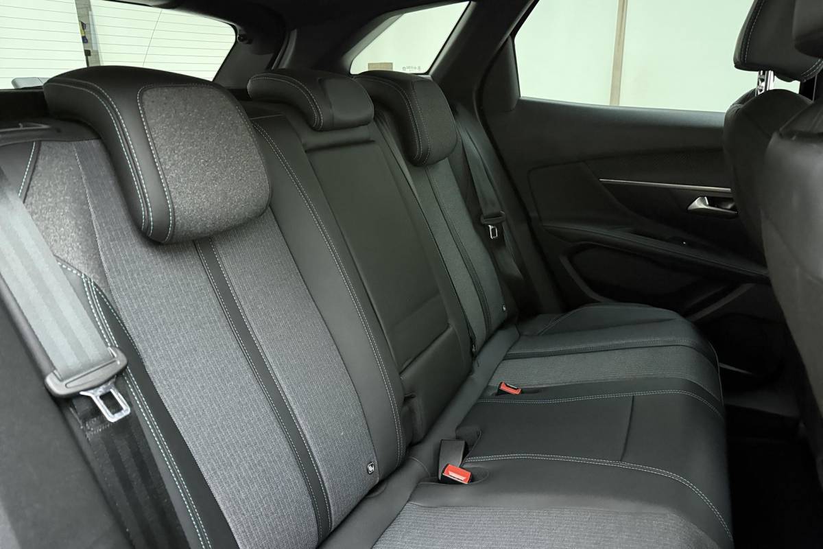 Peugeot 3008 Peugeot 3008 1.6 HYbrid 180 Allure Pack Business | Automaat | Apple carplay | Electronic climate control | Dode hoek detectie | Navigatie systeem full map