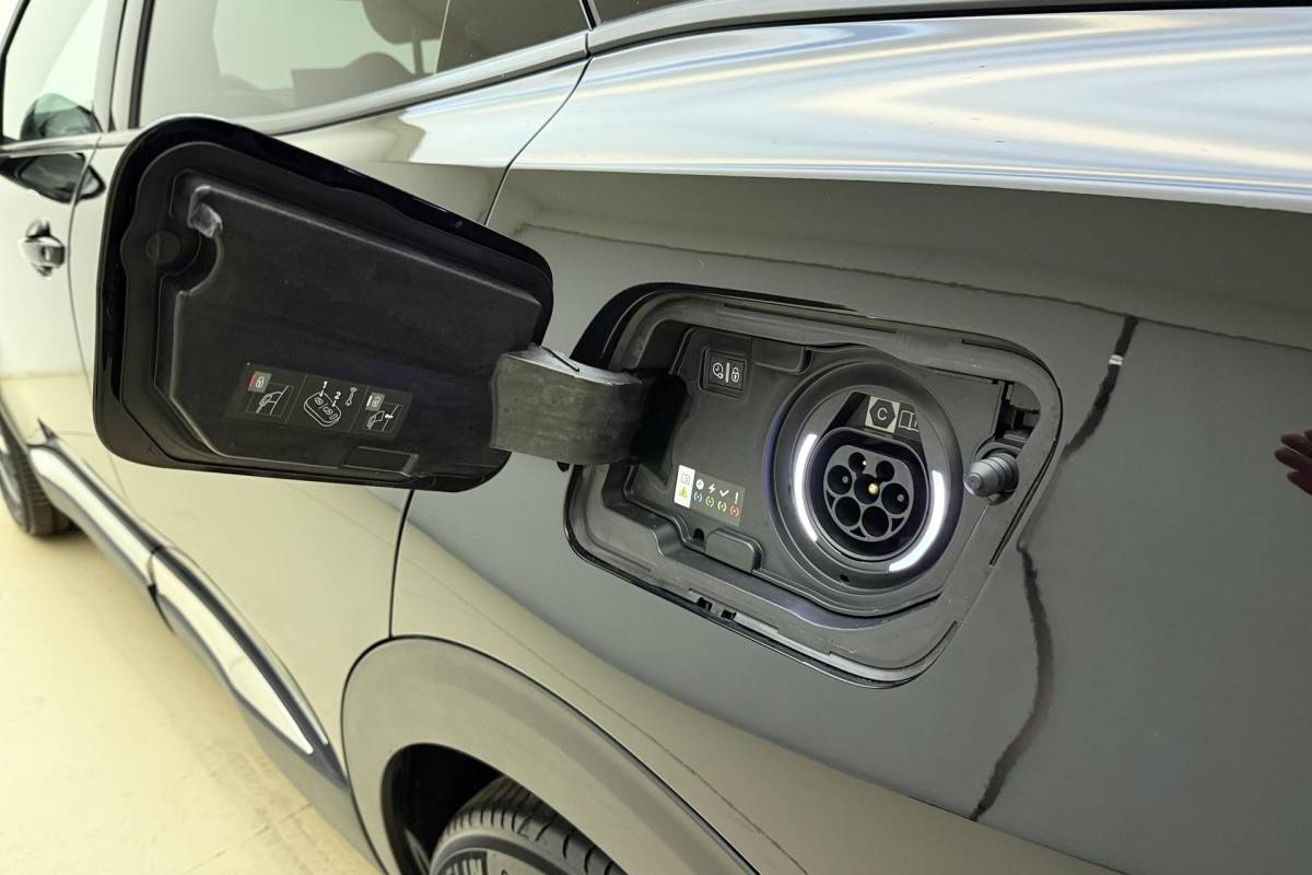 Peugeot 3008 Peugeot 3008 1.6 HYbrid 180 Allure Pack Business | Automaat | Apple carplay | Electronic climate control | Dode hoek detectie | Navigatie systeem full map