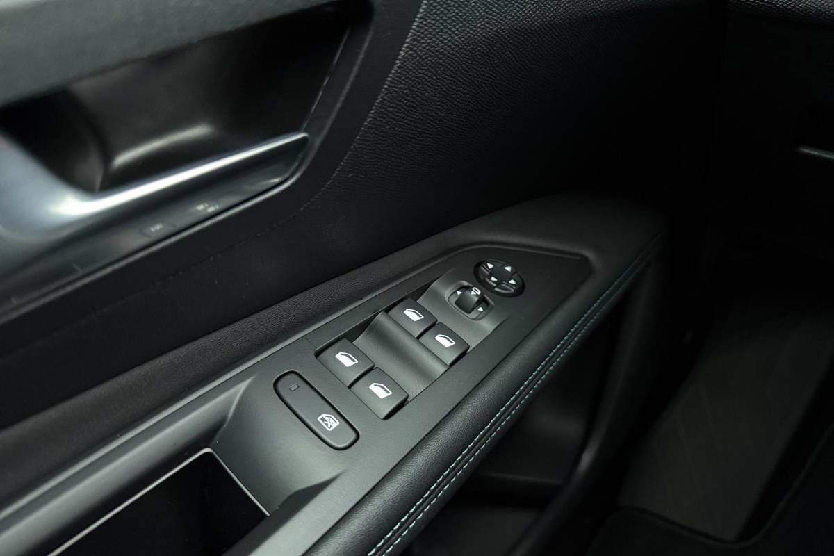 Peugeot 3008 Peugeot 3008 1.6 HYbrid 180 Allure Pack Business | Automaat | Apple carplay | Electronic climate control | Dode hoek detectie | Navigatie systeem full map
