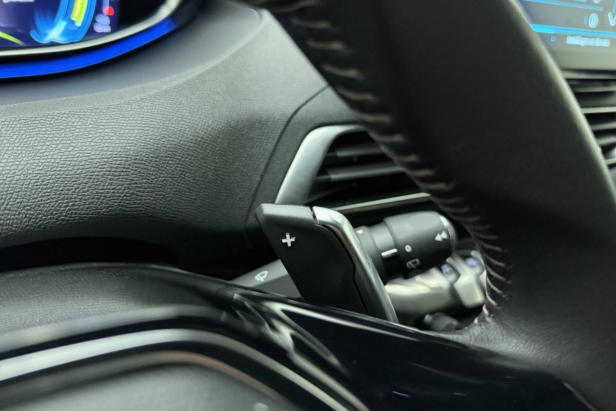 Peugeot 3008 Peugeot 3008 1.6 HYbrid 180 Allure Pack Business | Automaat | Apple carplay | Electronic climate control | Dode hoek detectie | Navigatie systeem full map