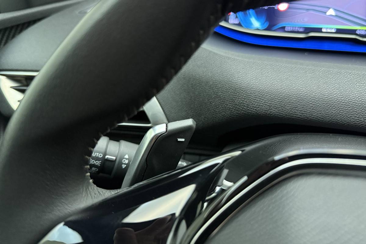 Peugeot 3008 Peugeot 3008 1.6 HYbrid 180 Allure Pack Business | Automaat | Apple carplay | Electronic climate control | Dode hoek detectie | Navigatie systeem full map