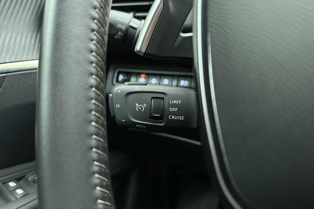Peugeot 3008 Peugeot 3008 1.6 HYbrid 180 Allure Pack Business | Automaat | Apple carplay | Electronic climate control | Dode hoek detectie | Navigatie systeem full map