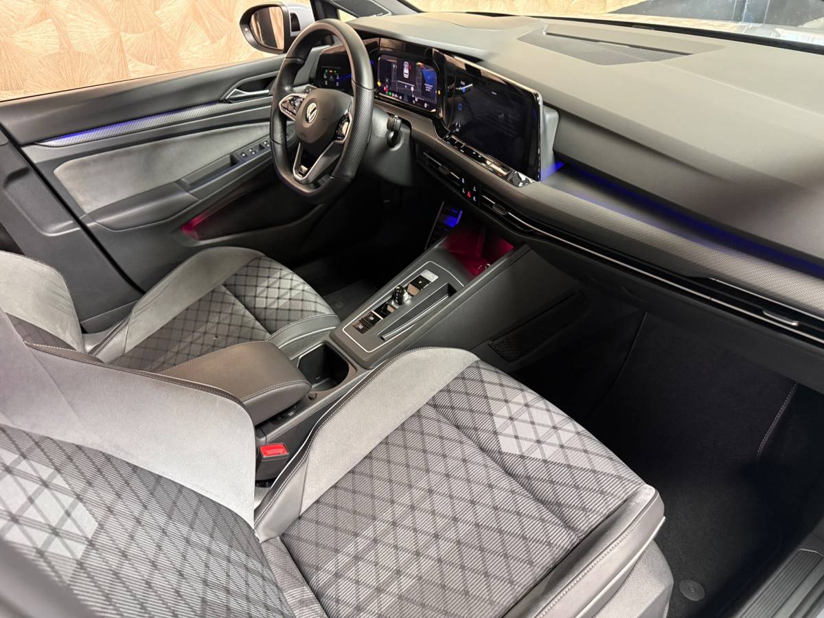 Volkswagen Golf Volkswagen Golf 1.5 eTSI R-Line Edition | Pano | Keyless | Carplay | Sfeerverlichting | Stoel/Stuurverwarming | HUD
