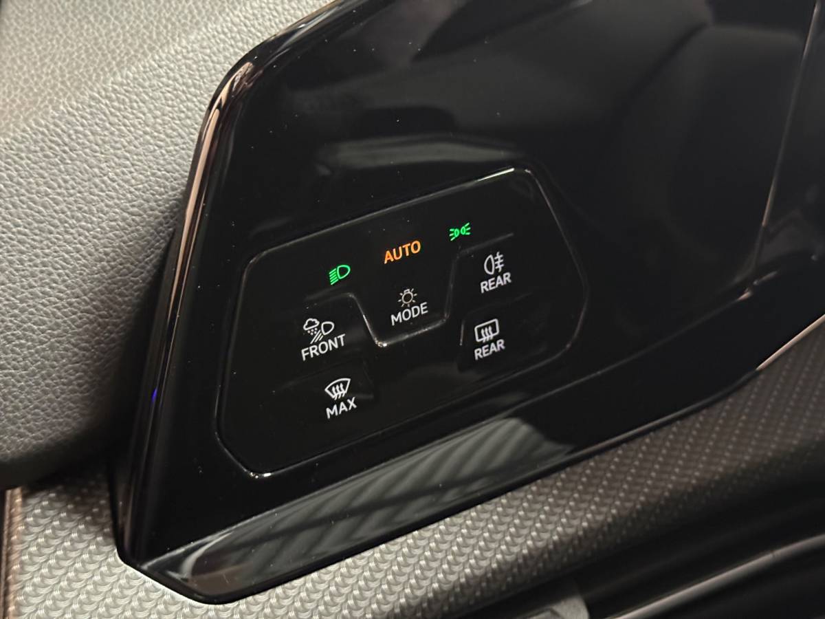 Volkswagen Golf Volkswagen Golf 1.5 eTSI R-Line Edition | Pano | Keyless | Carplay | Sfeerverlichting | Stoel/Stuurverwarming | HUD