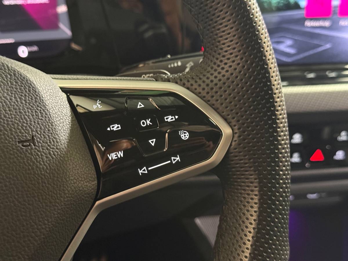 Volkswagen Golf Volkswagen Golf 1.5 eTSI R-Line Edition | Pano | Keyless | Carplay | Sfeerverlichting | Stoel/Stuurverwarming | HUD