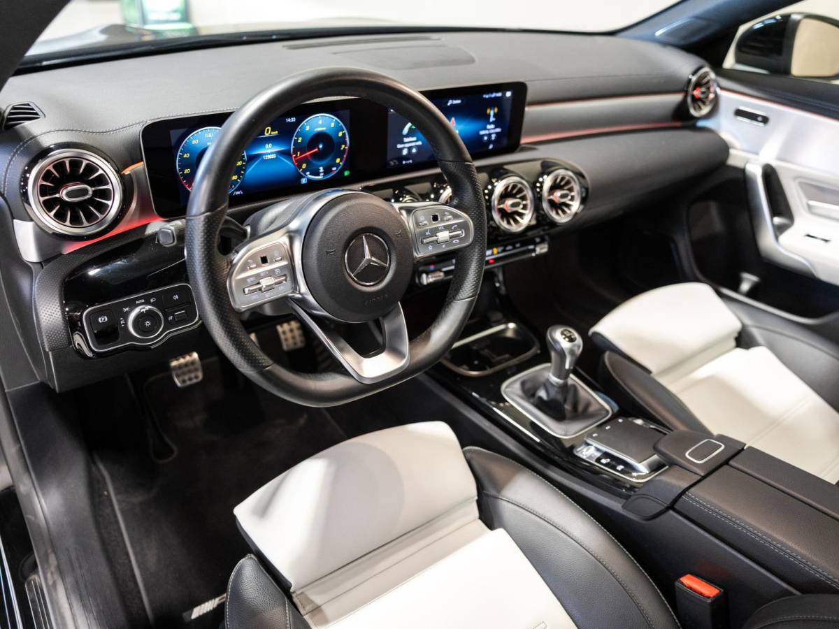 Mercedes-Benz CLA Mercedes-Benz CLA-klasse 180 AMG Line Premium Plus / 136pk / Panorama dak / Stoelverwarming / Leder /