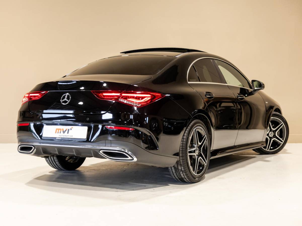 Mercedes-Benz CLA Mercedes-Benz CLA-klasse 180 AMG Line Premium Plus / 136pk / Panorama dak / Stoelverwarming / Leder /