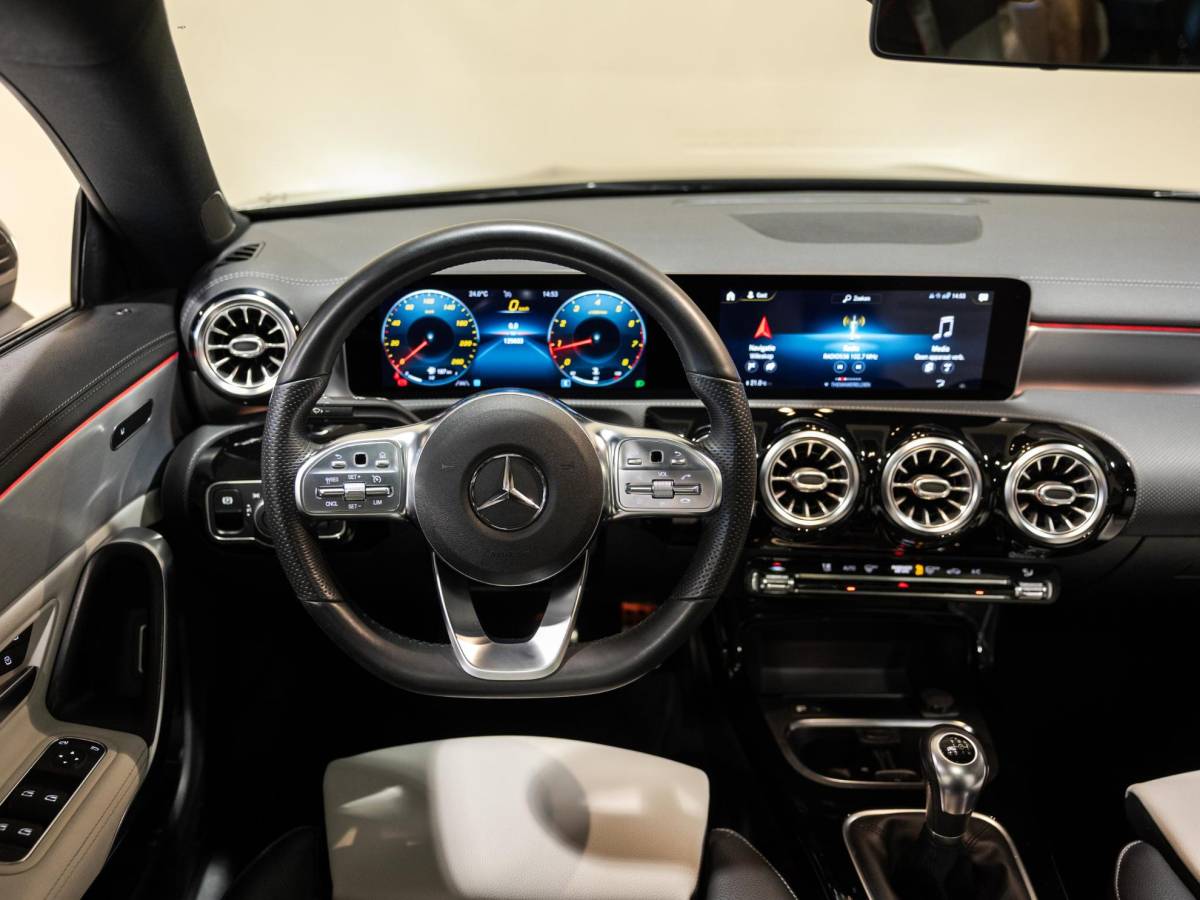 Mercedes-Benz CLA Mercedes-Benz CLA-klasse 180 AMG Line Premium Plus / 136pk / Panorama dak / Stoelverwarming / Leder /