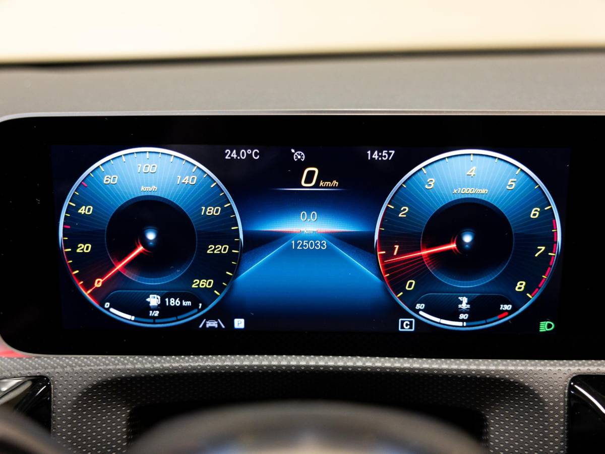 Mercedes-Benz CLA Mercedes-Benz CLA-klasse 180 AMG Line Premium Plus / 136pk / Panorama dak / Stoelverwarming / Leder /