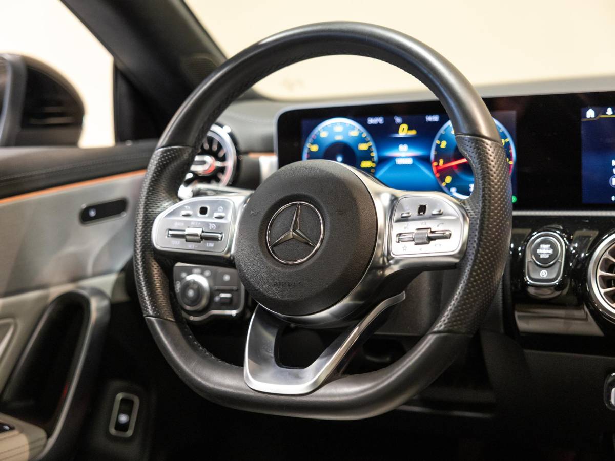 Mercedes-Benz CLA Mercedes-Benz CLA-klasse 180 AMG Line Premium Plus / 136pk / Panorama dak / Stoelverwarming / Leder /