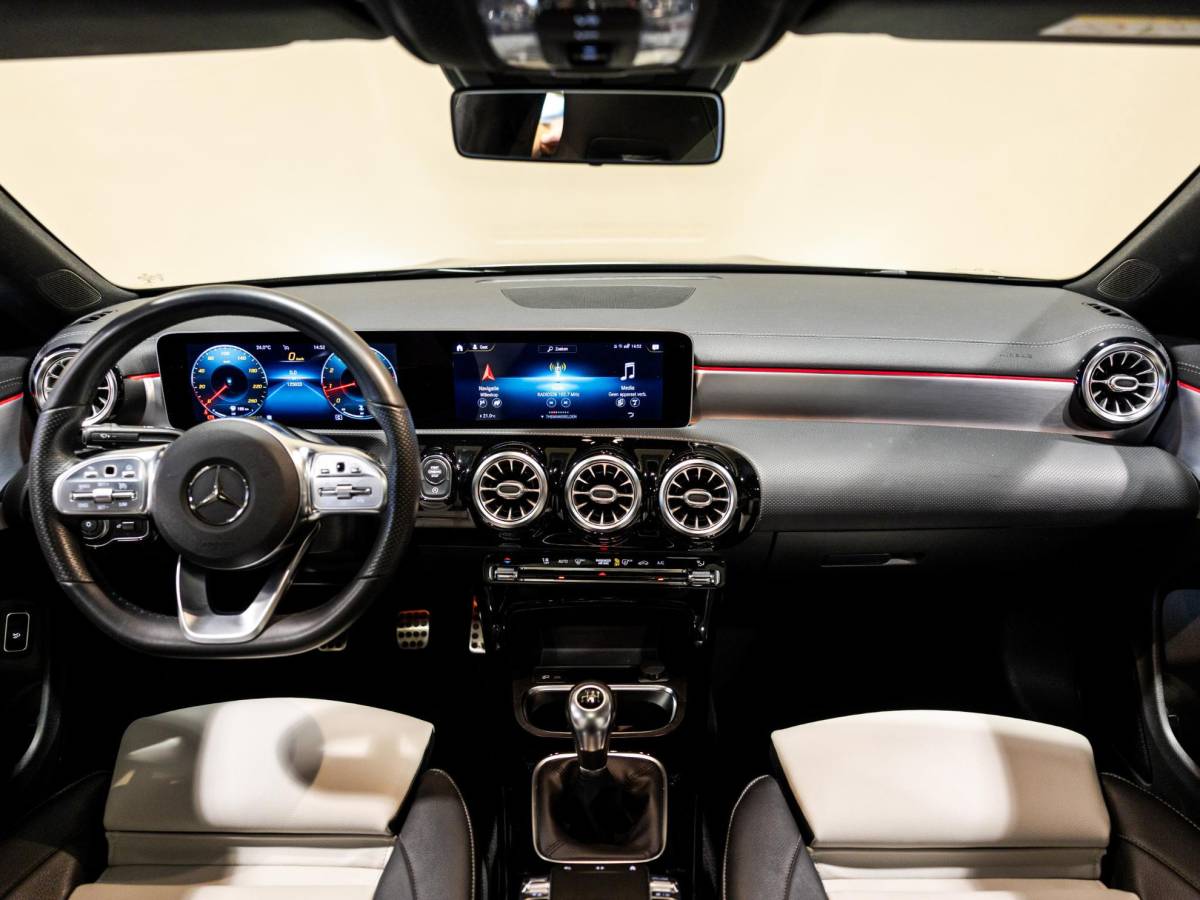 Mercedes-Benz CLA Mercedes-Benz CLA-klasse 180 AMG Line Premium Plus / 136pk / Panorama dak / Stoelverwarming / Leder /