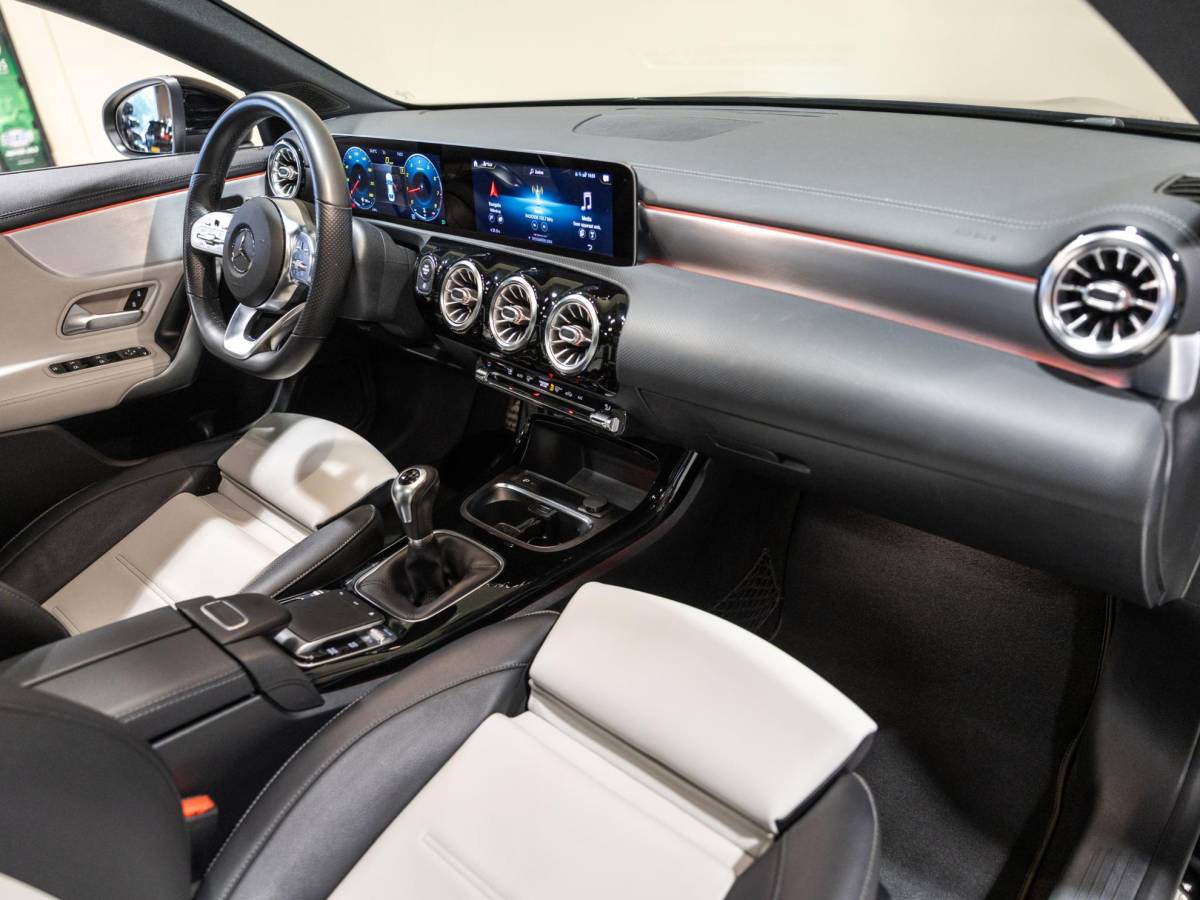 Mercedes-Benz CLA Mercedes-Benz CLA-klasse 180 AMG Line Premium Plus / 136pk / Panorama dak / Stoelverwarming / Leder /