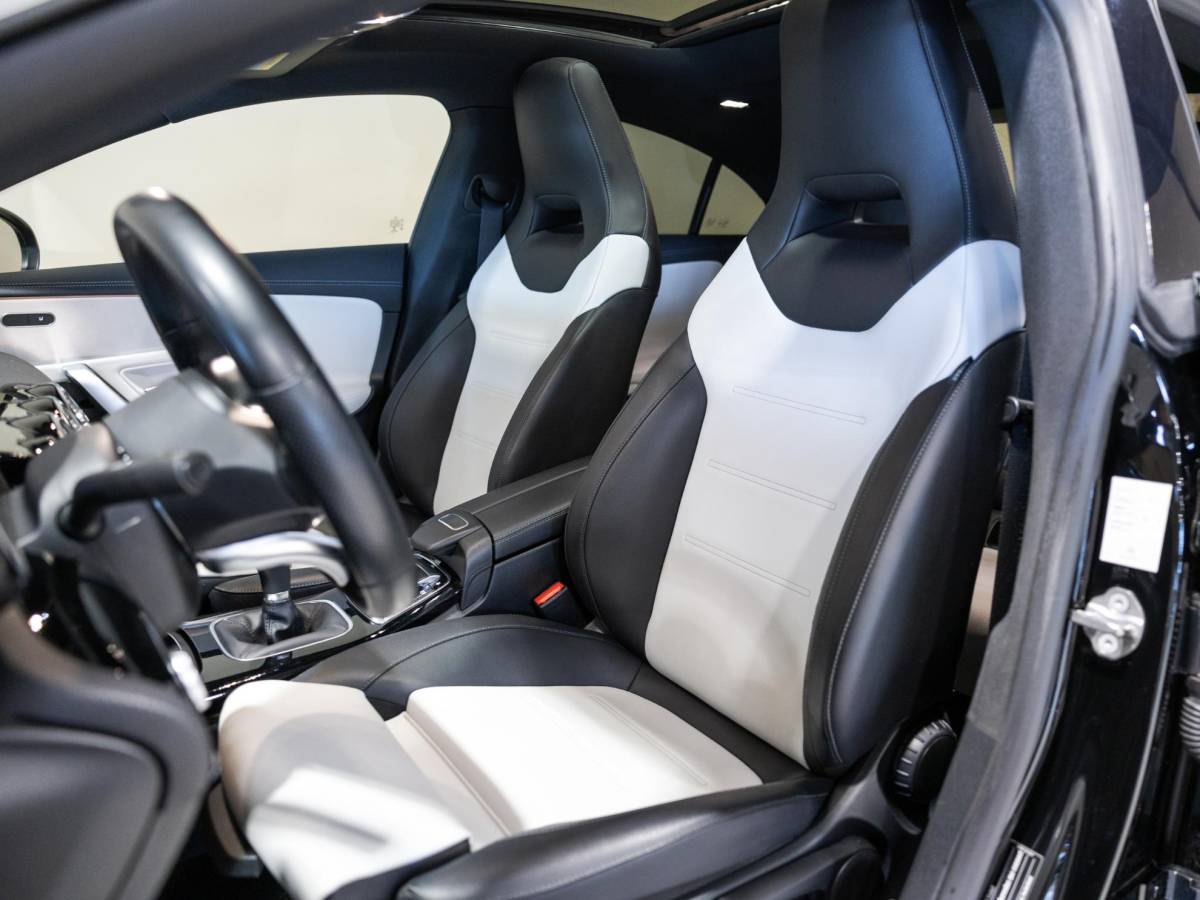 Mercedes-Benz CLA Mercedes-Benz CLA-klasse 180 AMG Line Premium Plus / 136pk / Panorama dak / Stoelverwarming / Leder /