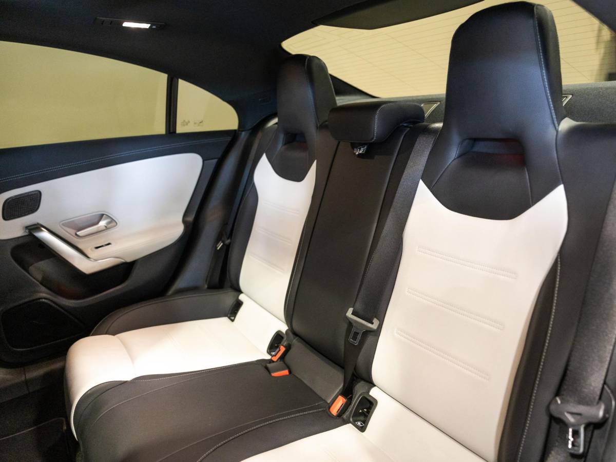 Mercedes-Benz CLA Mercedes-Benz CLA-klasse 180 AMG Line Premium Plus / 136pk / Panorama dak / Stoelverwarming / Leder /