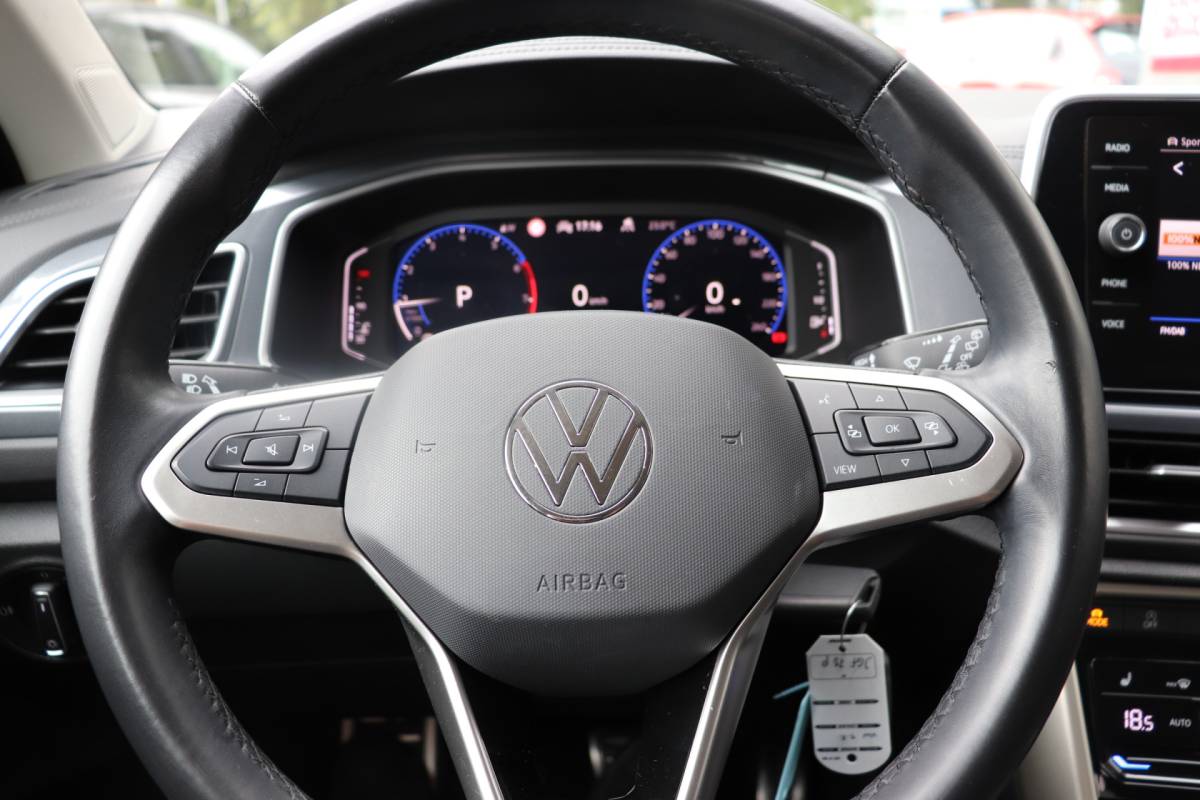 Volkswagen T-Roc Volkswagen T-Roc 1.5 TSI Move Automaat. All-season banden, Full-led.