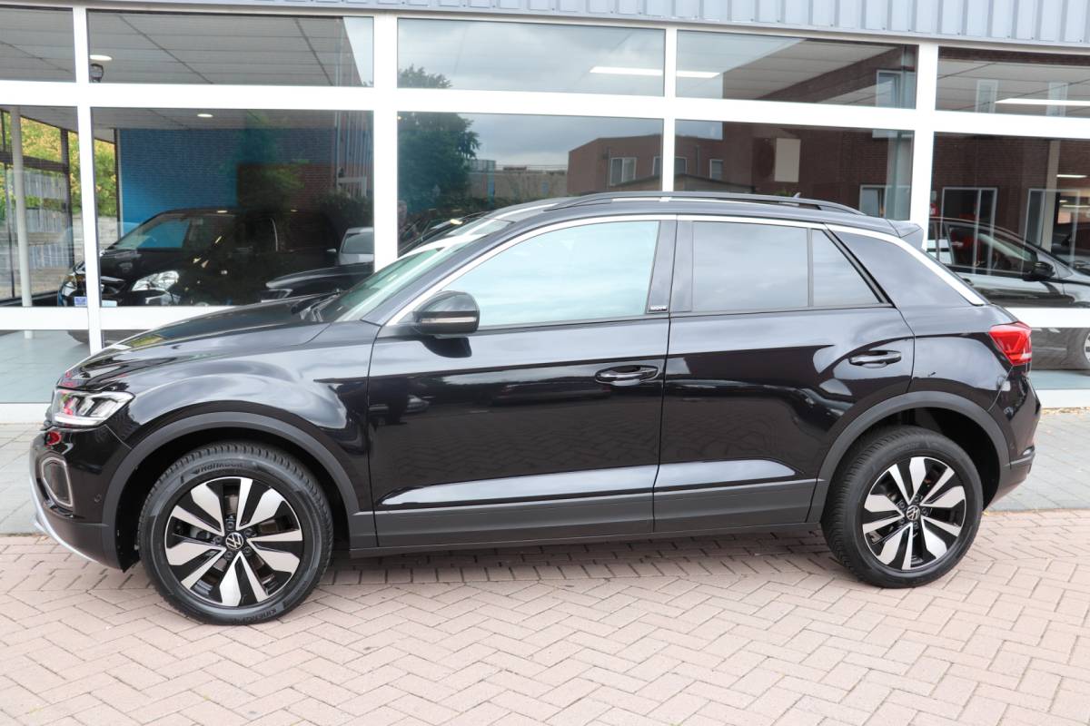 Volkswagen T-Roc Volkswagen T-Roc 1.5 TSI Move Automaat. All-season banden, Full-led.