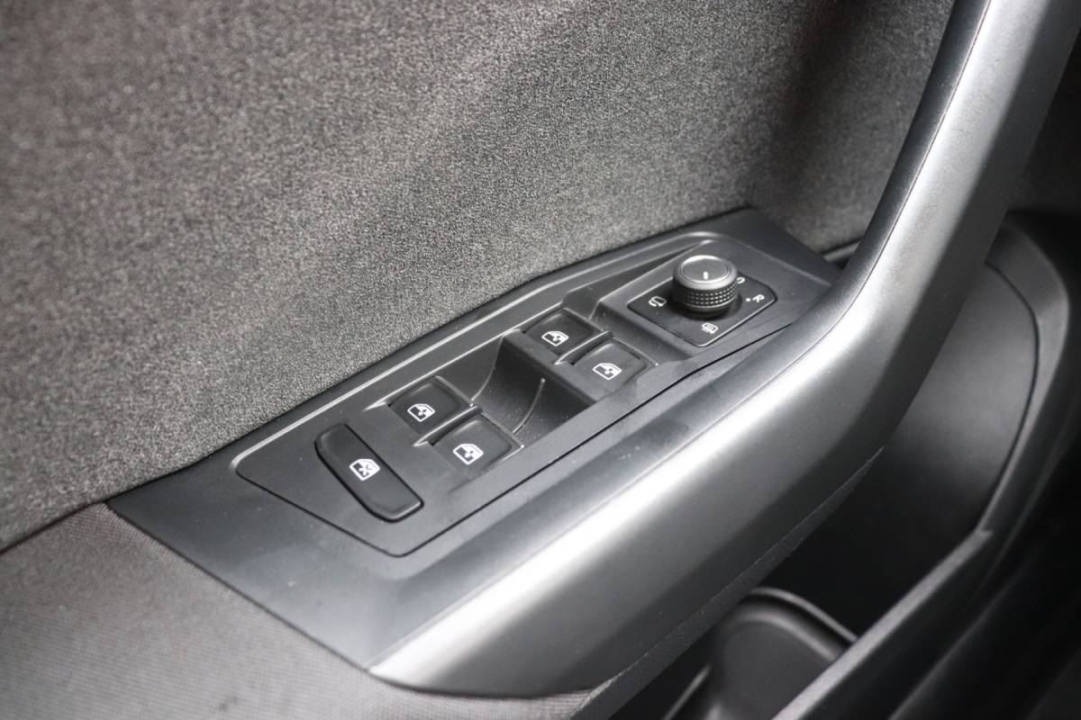 Volkswagen T-Roc Volkswagen T-Roc 1.5 TSI Move Automaat. All-season banden, Full-led.
